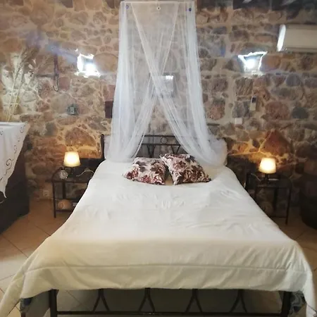 Au Pied De La Falaise Rouge