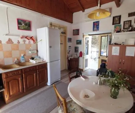 Au Pied De La Falaise Rouge Leonídion