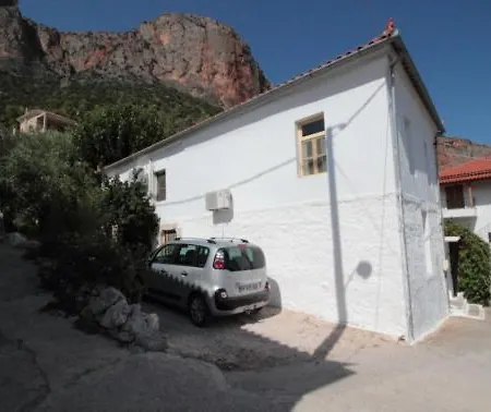 Au Pied De La Falaise Rouge