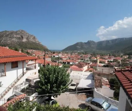 Au Pied De La Falaise Rouge Leonídion