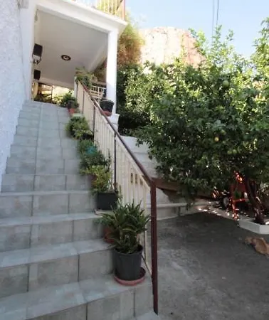 Holiday home Au Pied De La Falaise Rouge