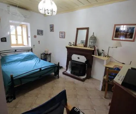 Ferienhaus Au Pied De La Falaise Rouge Leonídion