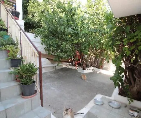 Tatil Evi Au Pied De La Falaise Rouge Leonídion