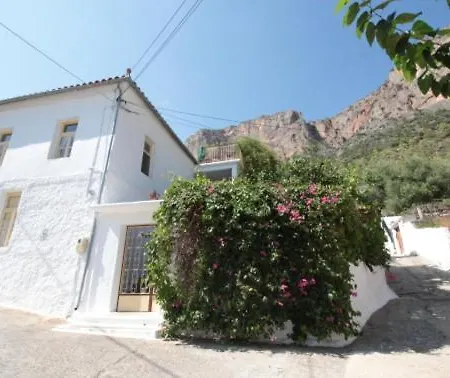 Tatil Evi Au Pied De La Falaise Rouge *