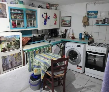 Au Pied De La Falaise Rouge