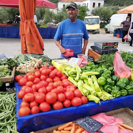 Au Pied De La Falaise Rouge * Leonídion