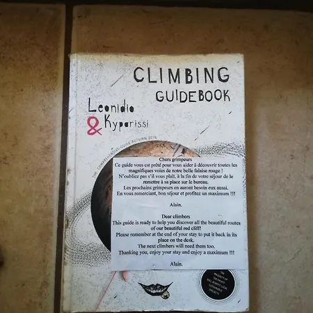 Au Pied De La Falaise Rouge