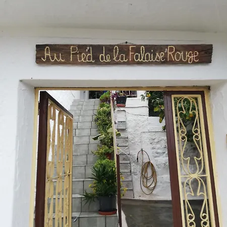 Au Pied De La Falaise Rouge *