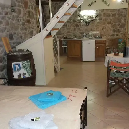 Au Pied De La Falaise Rouge Tatil Evi