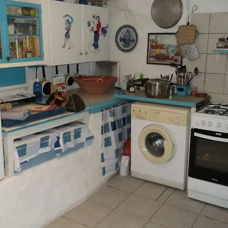 Au Pied De La Falaise Rouge Hébergement de vacances Leonídion