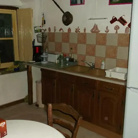 Tatil Evi Au Pied De La Falaise Rouge Leonídion