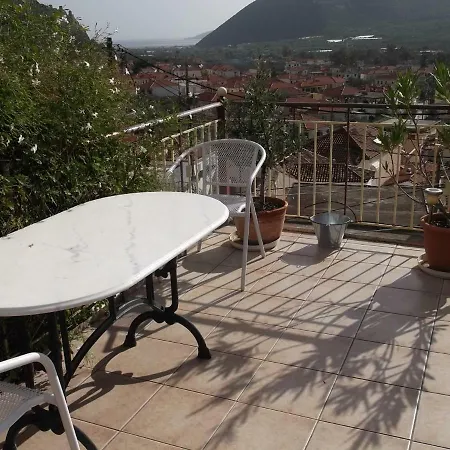 Tatil Evi Au Pied De La Falaise Rouge Leonídion