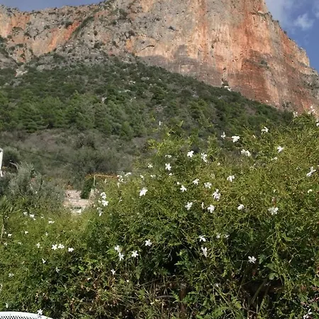 Au Pied De La Falaise Rouge Leonidio