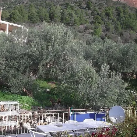 Au Pied De La Falaise Rouge Leonídion