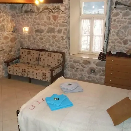 Tatil Evi Au Pied De La Falaise Rouge