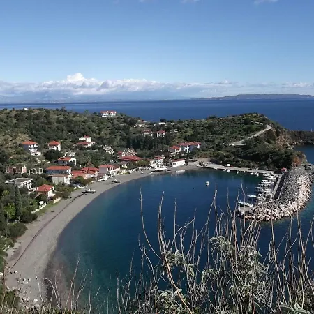 Au Pied De La Falaise Rouge * Leonídion