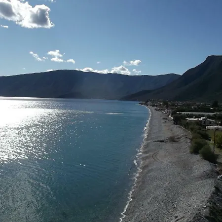 Au Pied De La Falaise Rouge Leonídion