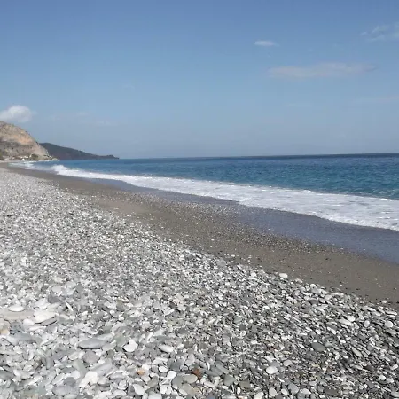 Au Pied De La Falaise Rouge *