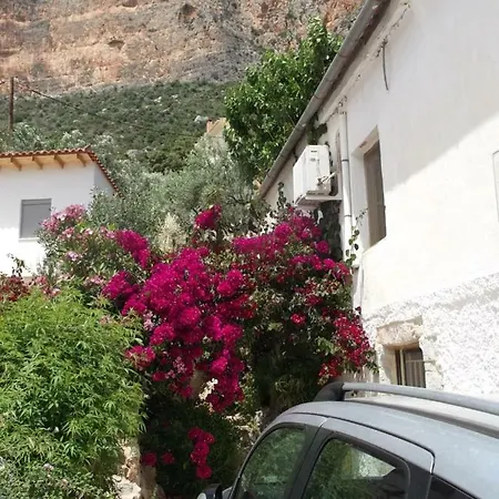 Au Pied De La Falaise Rouge