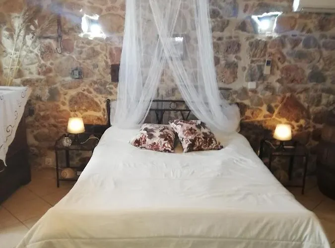 Au Pied De La Falaise Rouge