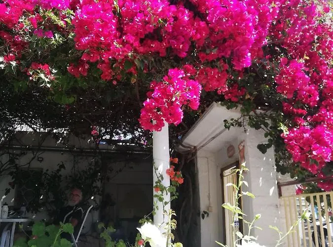 Au Pied De La Falaise Rouge Hébergement de vacances *