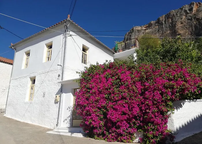 Au Pied De La Falaise Rouge *