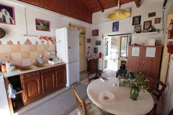 Au Pied De La Falaise Rouge Leonídion