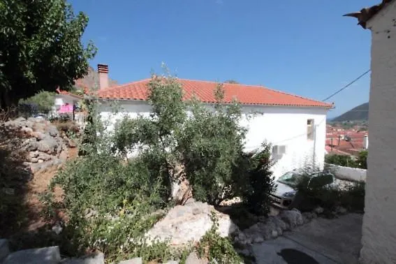 Au Pied De La Falaise Rouge Hébergement de vacances *