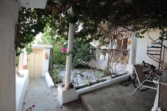 Au Pied De La Falaise Rouge Hébergement de vacances *