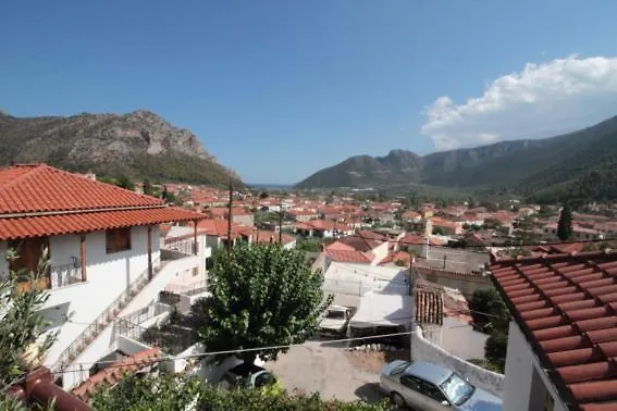 Au Pied De La Falaise Rouge Leonídion