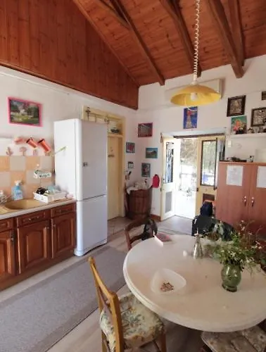 Au Pied De La Falaise Rouge * Leonídion