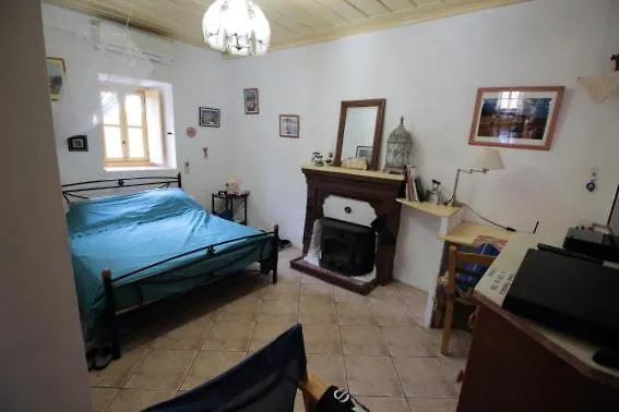 Ferienhaus Au Pied De La Falaise Rouge Leonídion