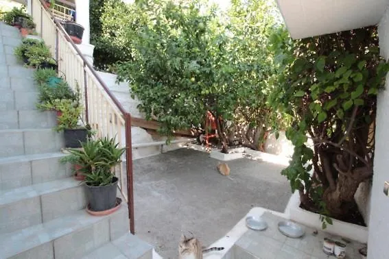 Hébergement de vacances Au Pied De La Falaise Rouge Leonídion