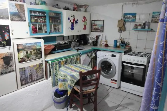 Au Pied De La Falaise Rouge