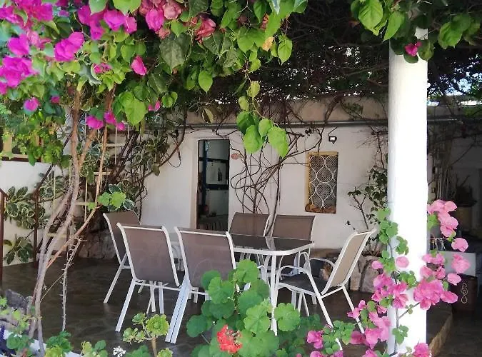 Au Pied De La Falaise Rouge Hébergement de vacances *