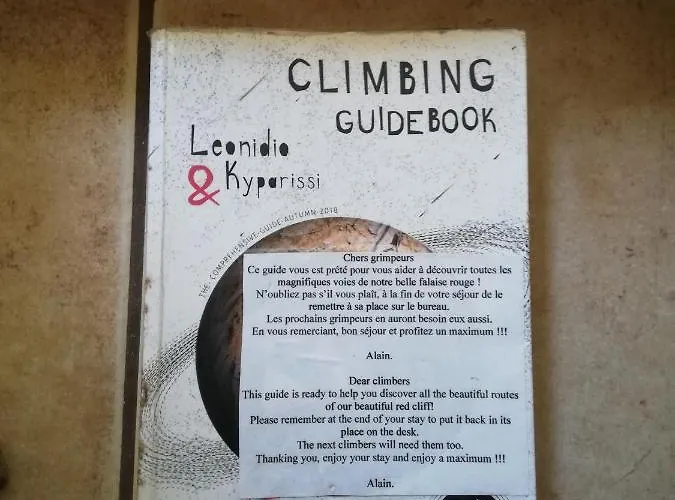 Au Pied De La Falaise Rouge