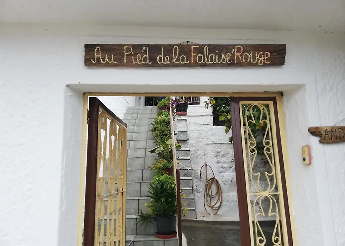 Au Pied De La Falaise Rouge *