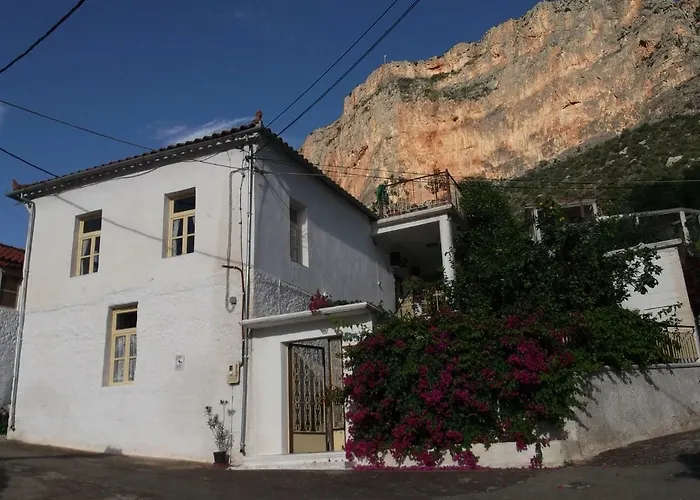 Au Pied De La Falaise Rouge Hébergement de vacances