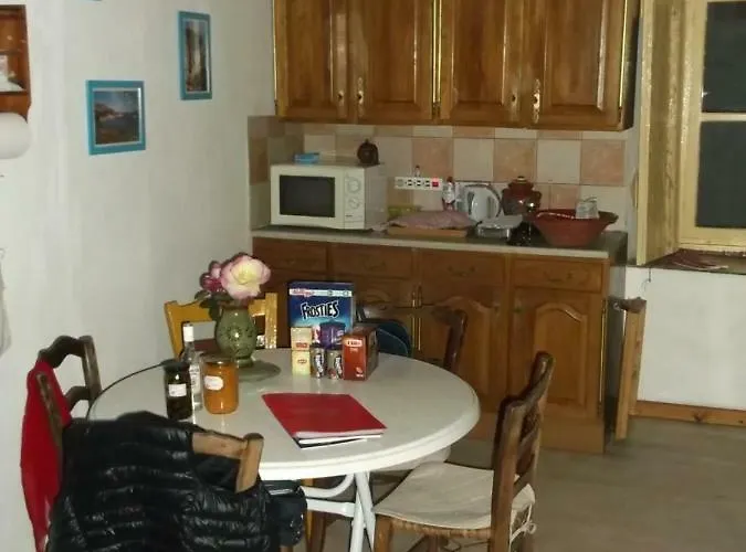 Au Pied De La Falaise Rouge