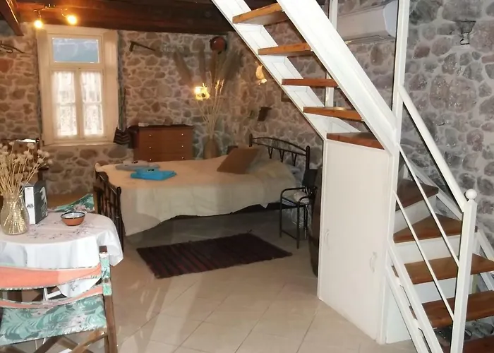 Au Pied De La Falaise Rouge Hébergement de vacances