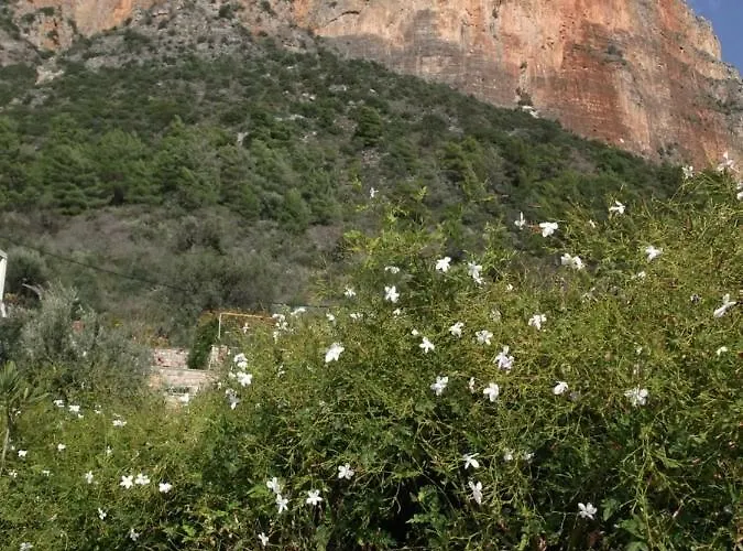 Au Pied De La Falaise Rouge Leonídion