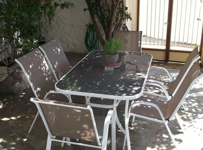 Au Pied De La Falaise Rouge Hébergement de vacances *