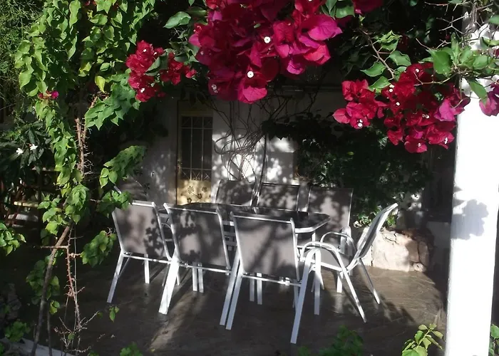 Au Pied De La Falaise Rouge Hébergement de vacances Leonídion