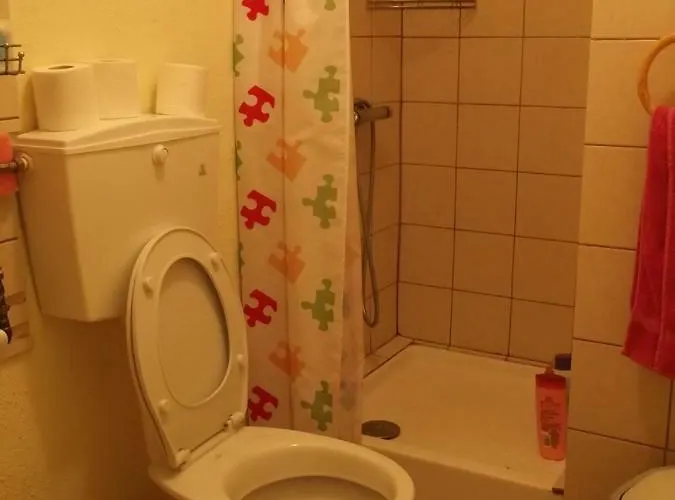 Au Pied De La Falaise Rouge Hébergement de vacances *