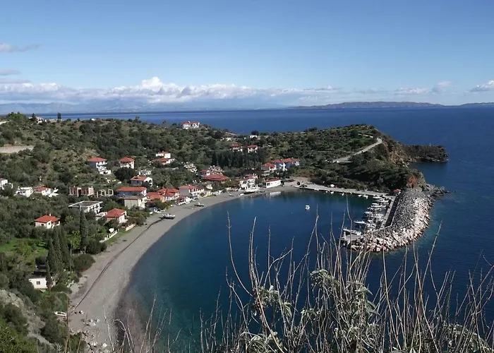 Au Pied De La Falaise Rouge * Leonídion