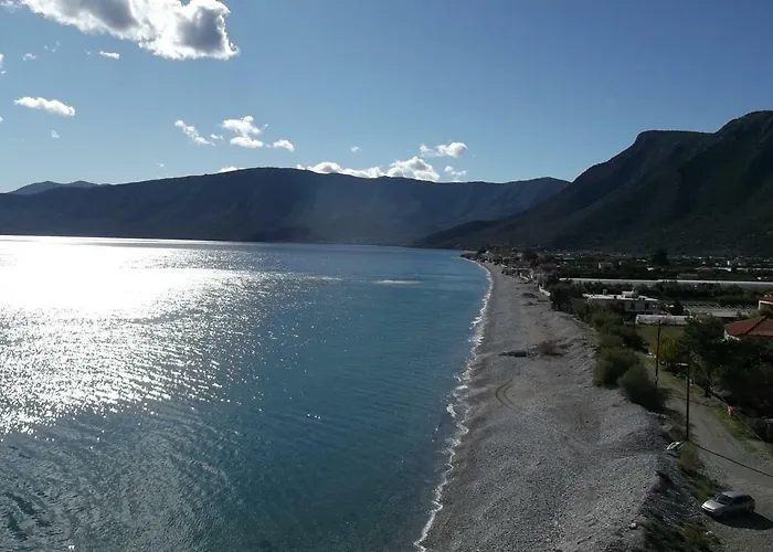 Au Pied De La Falaise Rouge Leonídion