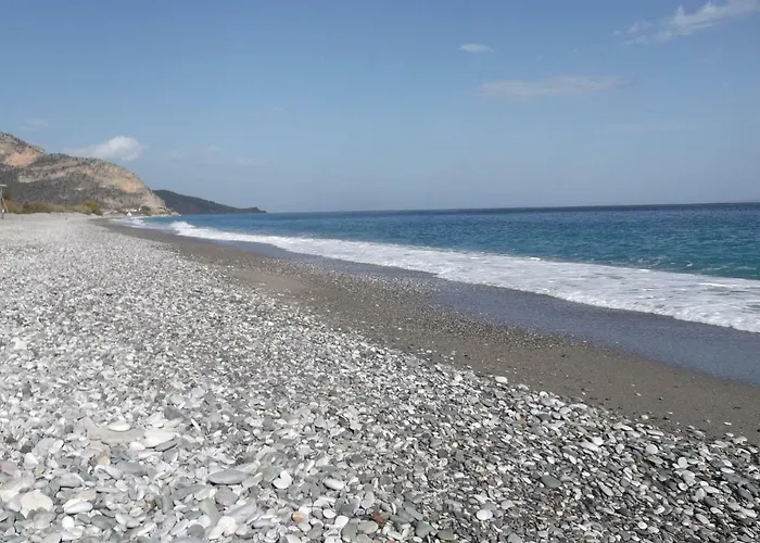 Au Pied De La Falaise Rouge *