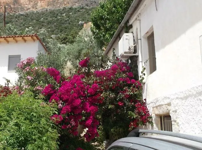 Au Pied De La Falaise Rouge