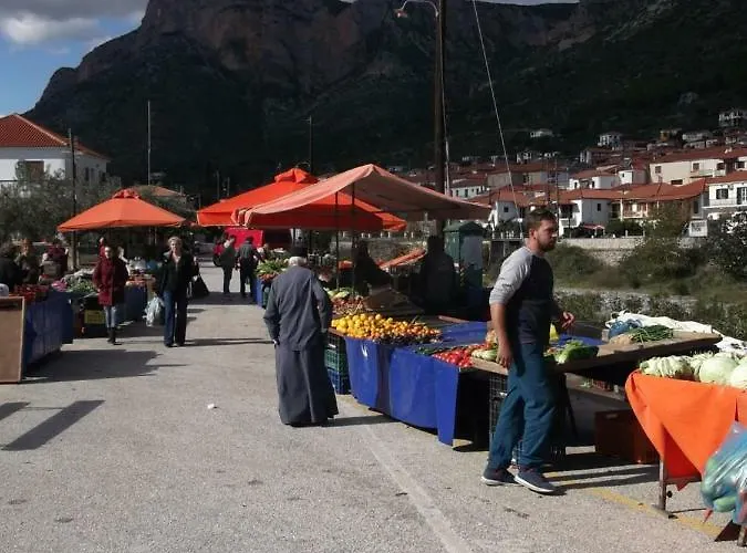 Au Pied De La Falaise Rouge Hébergement de vacances Leonídion